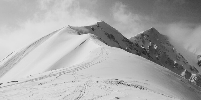 白黒写真での雪を覆った山頂